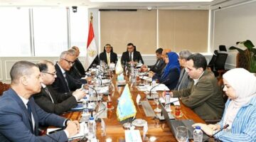وزير الإسكان ومحافظ الجيزة يبحثان دفع مشروعات المياه والصرف والإسكان والطرق