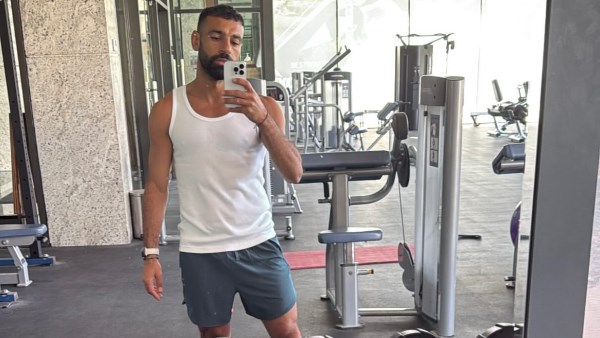محمد صلاح يستعرض لياقته البدنية من الجيم
