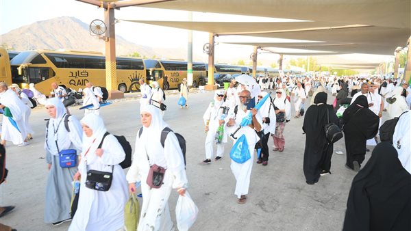 حجاج الجمعيات الأهلية يتوجهون لـ مزدلفة مع غروب شمس عرفة.. شاهد