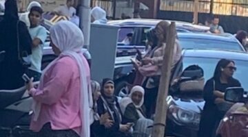 انتظار أولياء الأمور أمام لجان امتحانات الثانوية العامة في الدقي