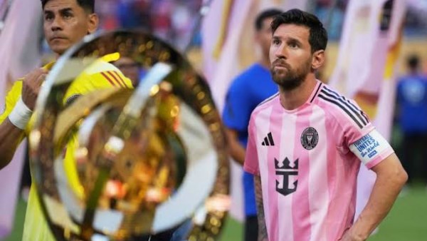 بعد مباراة الأهلي وإنتر ميامي.. أسطورة إيطاليا يفاجئ ميسي بهدية تاريخية