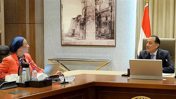 مدبولي يستعرض مع وزيرة البيئة حصاد عمل الوزارة خلال الفترة من 2018 إلى 2025