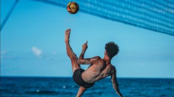 مانشستر سيتي يجري تدريبات ترفيهية على شواطئ أمريكا