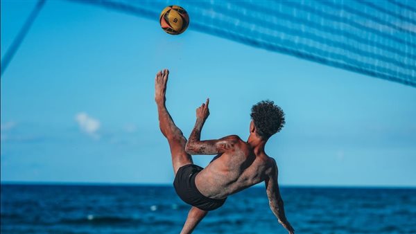 مانشستر سيتي يجري تدريبات ترفيهية على شواطئ أمريكا
