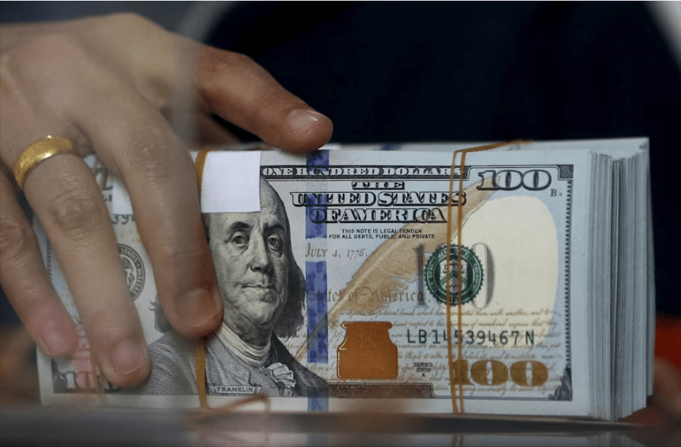 هبوط الدولار الأمريكي مع تصاعد التوترات مع الصين ورفع الرسوم الجمركية