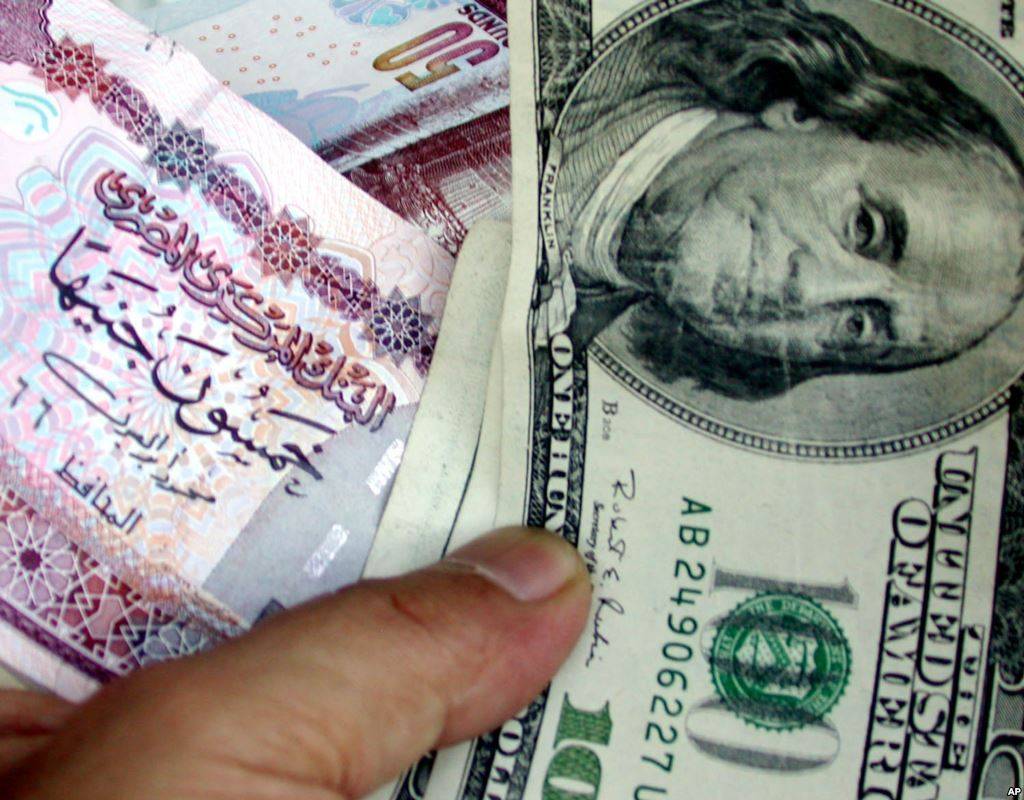 مخاوف اتساع الحرب تدفع الدولار للاقتراب مجددًا من مستوى 51 جنيهًا – وطني