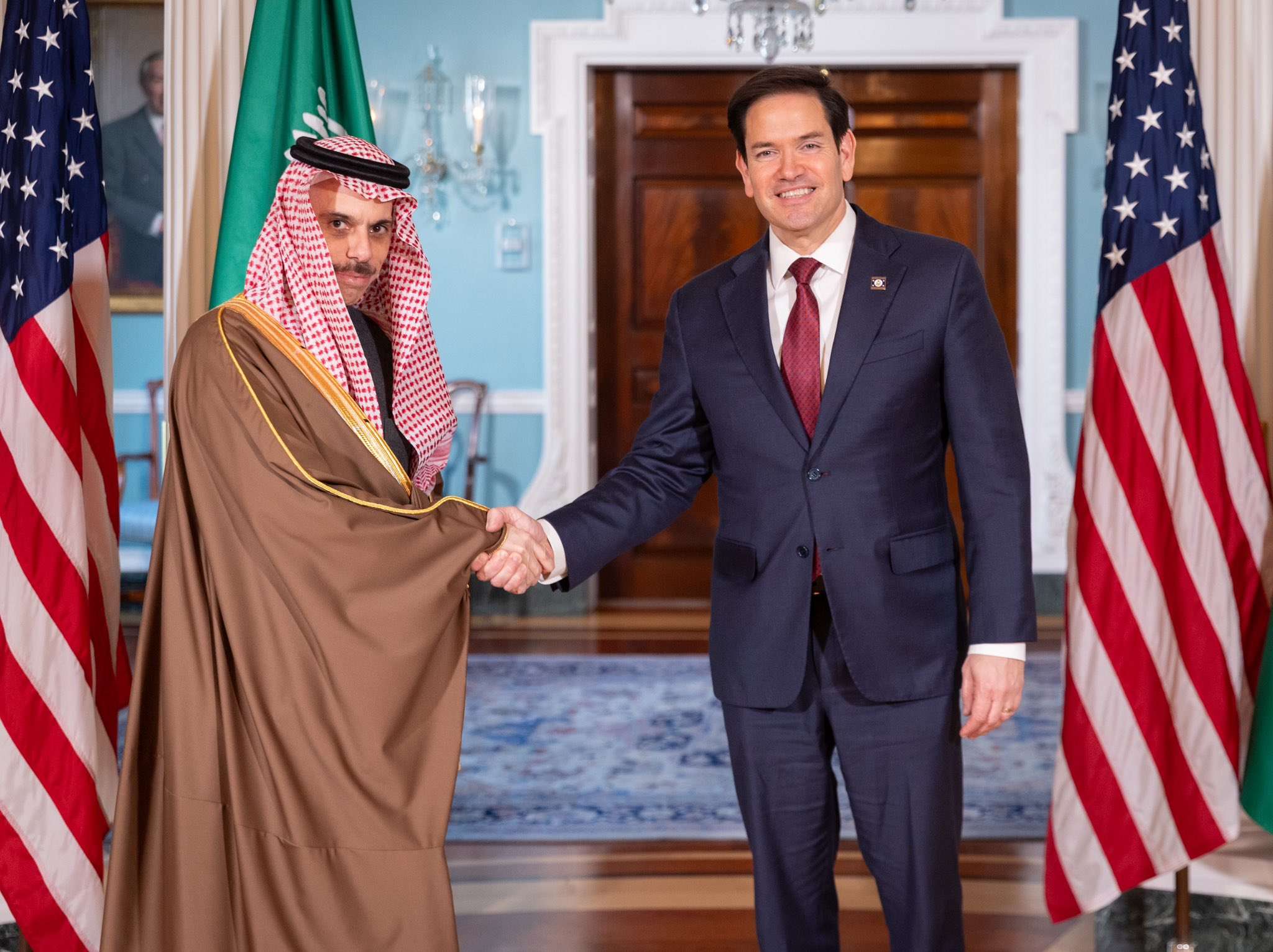 اتصال هاتفي بين وزيري خارجية السعودية وأمريكا لبحث العلاقات الثنائية وسط تصاعد التوتر حول الملف النووي الإيراني