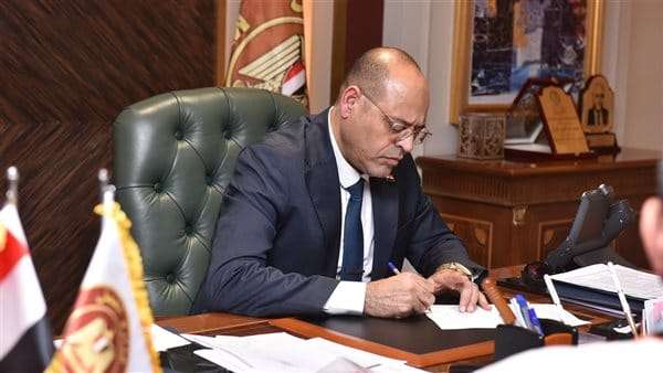وزير العمل يقرر صرف 200 ألف جنيه لأسرة الشهيد سائق شاحنة المواد البترولية