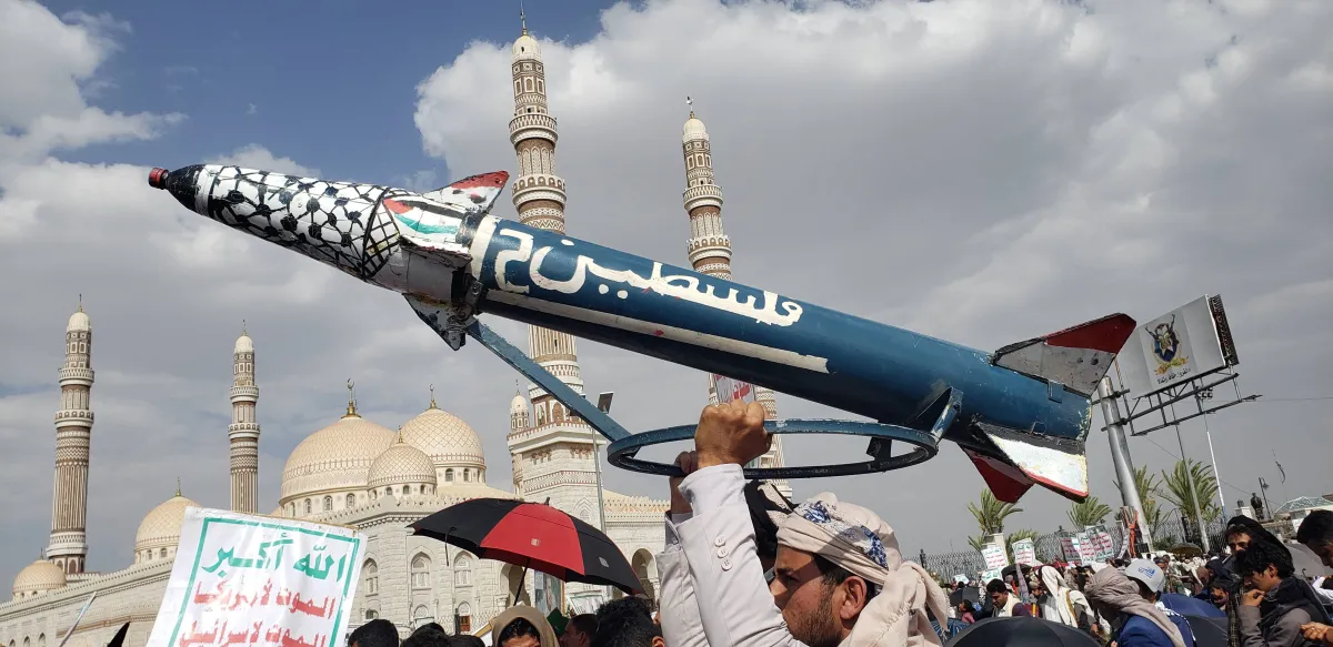 هجوم ضد سفينة شحن في البحر الأحمر يحمل بصمات الحوثيين