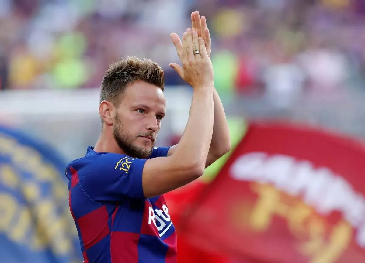 راكيتيتش لاعب برشلونة والشباب يعتزل كرة القدم