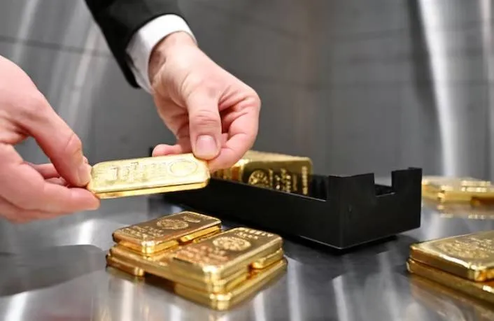الذهب يستقر وسط طلب الملاذات الآمنة بعد مقترحات ترمب الجمركية