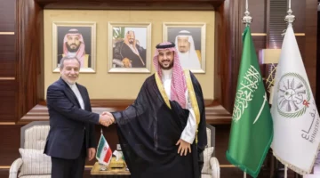 خالد بن سلمان وعراقجي يبحثان تطورات الأوضاع في المنطقة