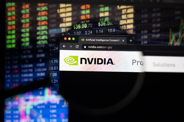 سهم إنفيديا يُلامس مستوى قياسيًا جديدًا بعد تخفيف قيود تصدير الرقائق للصين – وطني