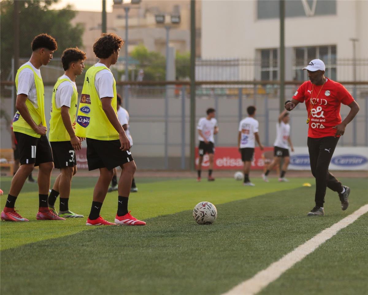 صور | بتواجد عصام الحضري.. منتخب مصر للناشئين يخوض مرانه الأول استعدادًا لـ كأس العالم