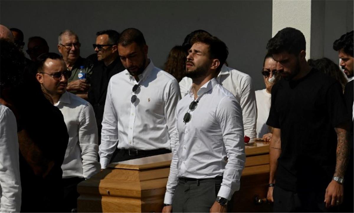 مشاهد لا تنسى من جنازة جوتا.. ورود وانكسار وعودة نيفيز إلى البرتغال بعد 12 ساعة من مباراة الهلال وفلومينينسي (صور)