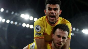 صورة | “ضحك ورقص”.. لويس دياز يثير غضب جماهير ليفربول بعد وفاة جوتا