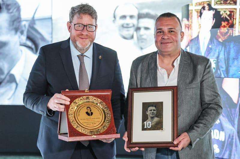 مؤسسة بوشكاش بالمجر تكرم رئيس بطولة مصر الدولية لكرة القدم للصحفيين والإعلاميين والسياحة الرياضية