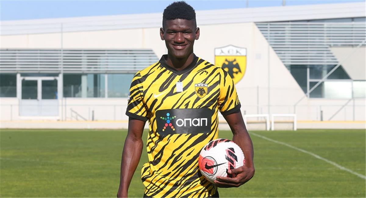 أيك آثينا يرد عبر “بطولات” على أنباء اهتمام الزمالك بضم زيني