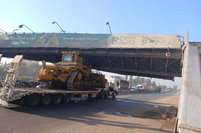 “النقل” تنفي حدوث انهيار لأحد كباري المشاه بطريق بنها