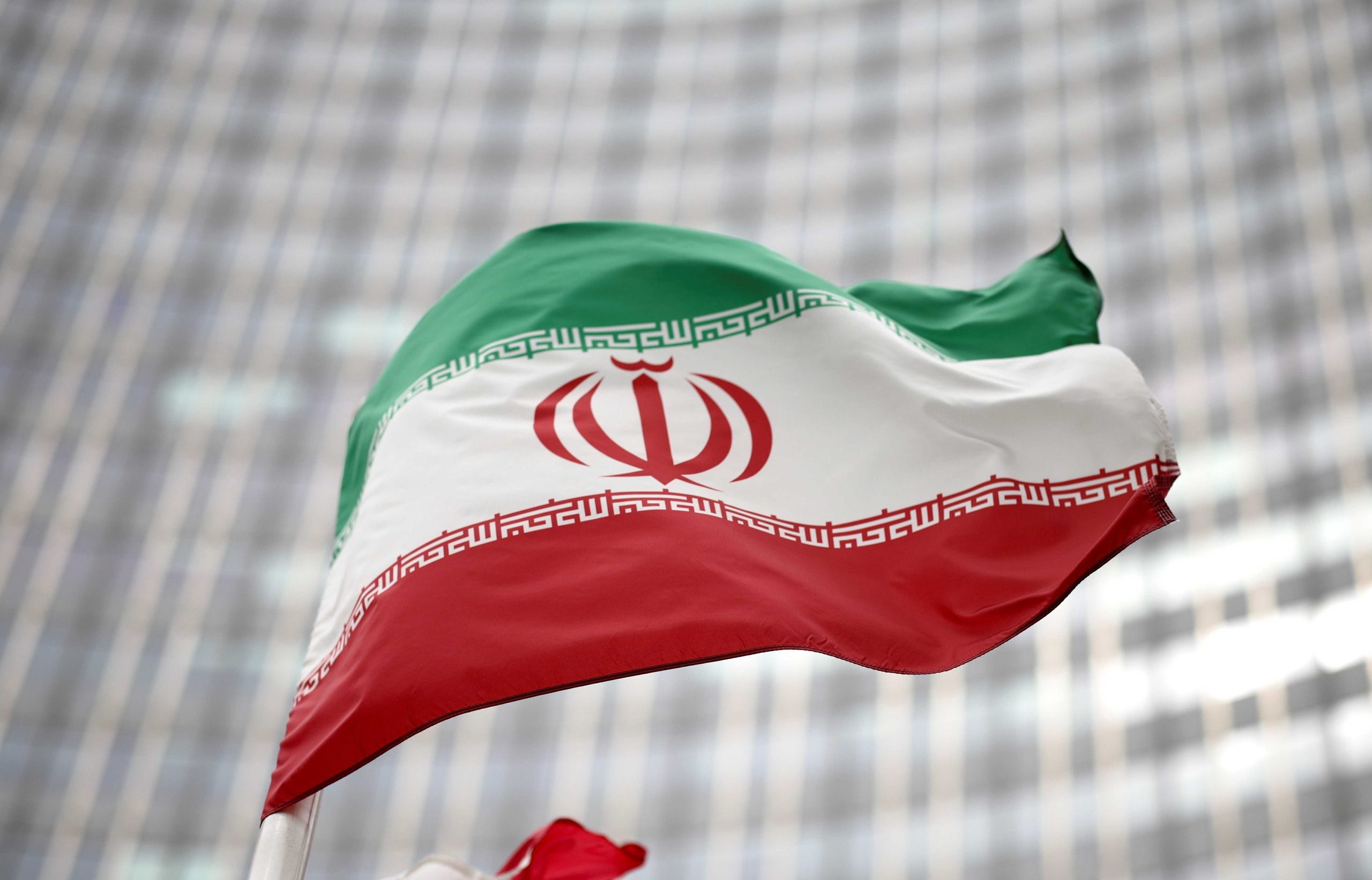 ✓ إيران توقف التعاون النووي ردا على استهداف منشآتها