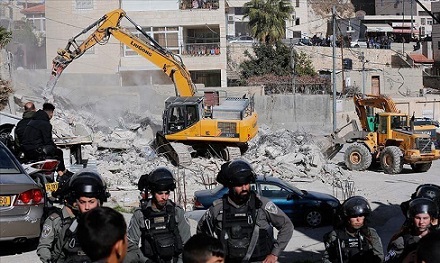 الجيش الإسرائيلي يهدم منزلين فلسطينيين ومتجرا بالضفة الغربية
