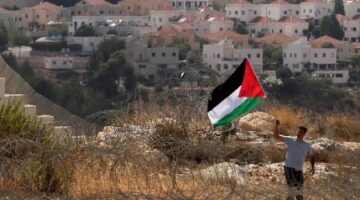 الضفة.. فلسطينيون يفككون بؤرة استيطانية في بلدة سنجل