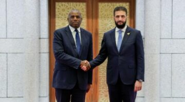 في أول زيارة منذ إطاحة الأسد.. وزير الخارجية البريطاني يلتقي الشرع في دمشق لـ”تعزيز التعاون” وبحث آخر التطورات في المنطقة