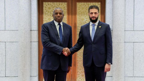 في أول زيارة منذ إطاحة الأسد.. وزير الخارجية البريطاني يلتقي الشرع في دمشق لـ”تعزيز التعاون” وبحث آخر التطورات في المنطقة