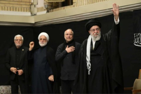 المرشد الأعلى الإيراني يظهر علنا لأول مرة منذ الحرب مع إسرائيل خلال مراسم دينية في العاصمة طهران. (فيديو/صور)