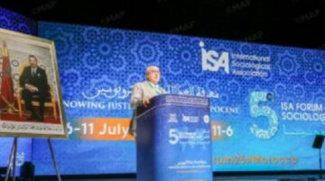 منع السوسيولوجي أحمد ويحمان من حضور افتتاح منتدى دولي بسبب “الكوفية الفلسطينية” وهيئة علمية ترفض مشاركة إسرائيليين