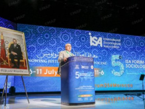 منع السوسيولوجي أحمد ويحمان من حضور افتتاح منتدى دولي بسبب “الكوفية الفلسطينية” وهيئة علمية ترفض مشاركة إسرائيليين