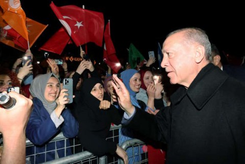 هل ثمّة “انقلاب” قريب يستشعره أردوغان ولماذا يُحاكم جميع مُعارضيه بـ”تُهمة إهانته”؟.. 15 رئيس بلدية زجّهم بالسجن ولماذا وصفه زعيم المُعارضة بـ”الجبان”؟.. ما قصّة قانون “إقرار صلاة الجمعة” وهل ستفرز أنقرة مُواطنيها “فرزًا دينيًّا”؟