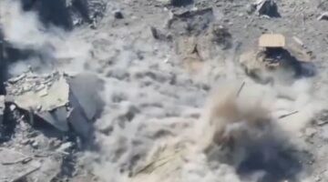 فيديو يكشف بعض ما يجري من معارك في شمال غزة.. مقاوم يهاجم دبابة إسرائيلية ويفجرها ثم يعود مُسرعا دون أن يُصاب