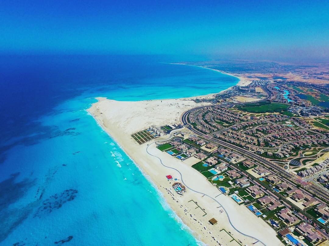 مستثمرون ليبيون يدرسون إنشاء قرى سياحية في الساحل الشمالي