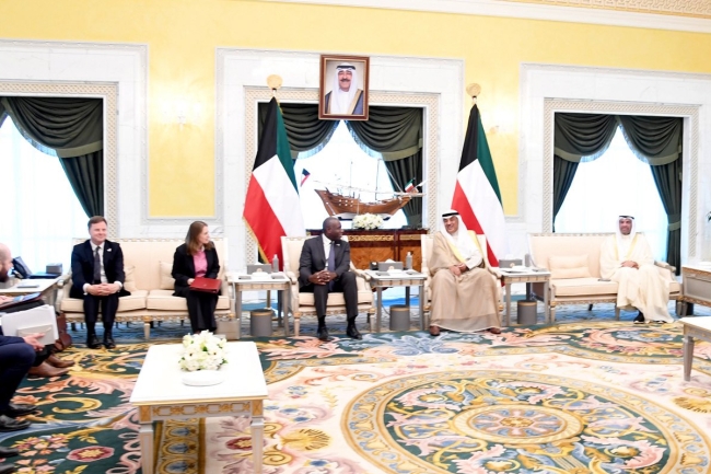 سمو ولي العهد يستقبل رئيس الوزراء والنائب الأول