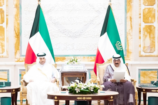 سمو الأمير يتسلم دعوة من أمير قطر للمشاركة في مؤتمر القمة العالمي الثاني للتنمية الاجتماعية