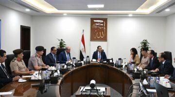 رئيس الوزراء يتابع الإجراءات التنفيذية لمشروع “مبنى 4” بمطار القاهرة الدولى – وطني