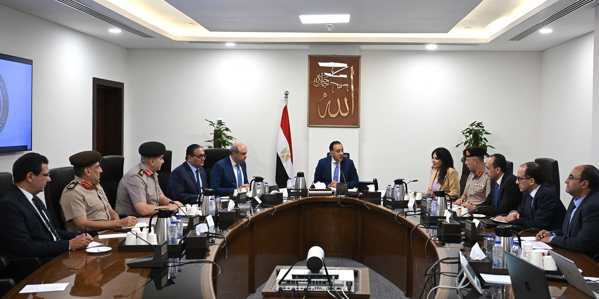 رئيس الوزراء يتابع الإجراءات التنفيذية لمشروع “مبنى 4” بمطار القاهرة الدولى – وطني
