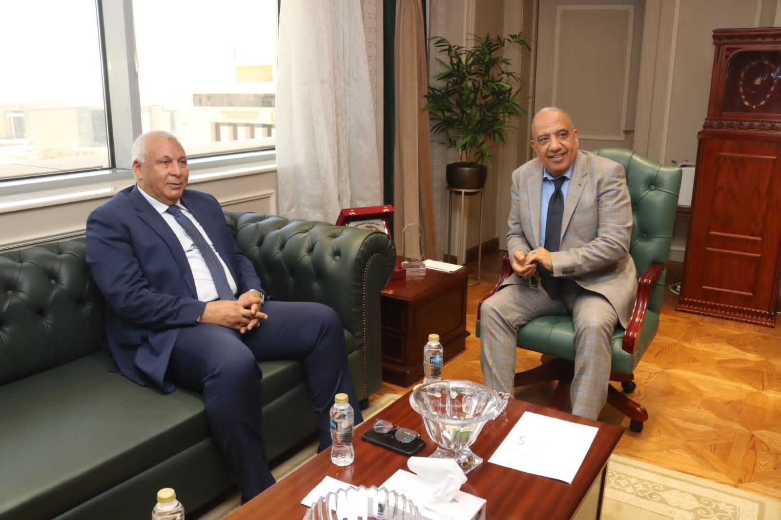 «الكهرباء» و«الوادى الجديد» تبحثان تعزيز مشروعات الطاقة الشمسية