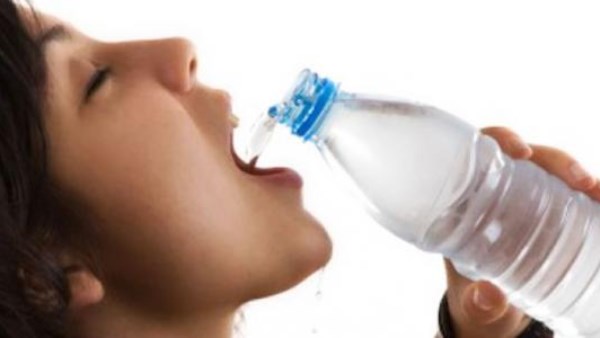 ماذا يحدث لجسمك عندما لا تشرب الماء طوال اليوم؟