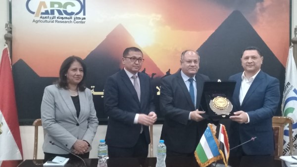 للتعرف على خبرتنا فى انتاج البطاطس.. وفد أوزبكي يزور مركز البحوث الزراعية