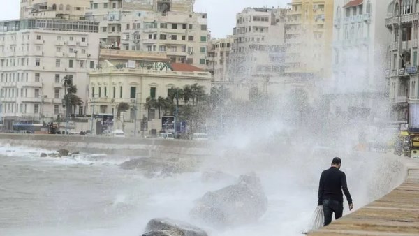تحذيرات جديدة من الأرصاد.. الأمطار مستمرة بهذه المناطق ورياح بالبحر| الطقس