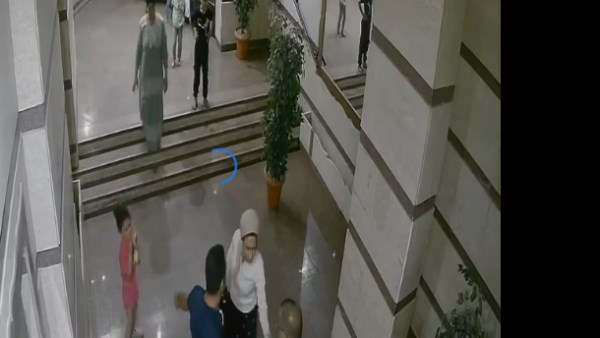 “مش قادرة أنسى نظرة أولادي”.. سيدة تروي تفاصيل سرقتها وضربها أمام منزلها