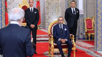 ✓ جلالة الملك يستقبل والي بنك المغرب