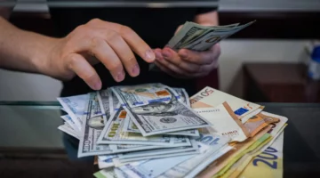 ✓ ارتفاع الدولار وتراجع الأورو في الأسواق العالمية