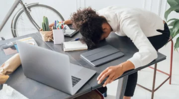✓ تفشي ظاهرة العمل بدون أجر يثير قلق الشباب ويضع مؤسسات التشغيل تحت المجهر