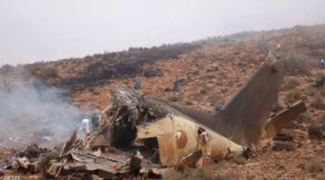 ✓ مصرع جنديين في سقوط طائرة عسكرية بمحيط مطار فاس