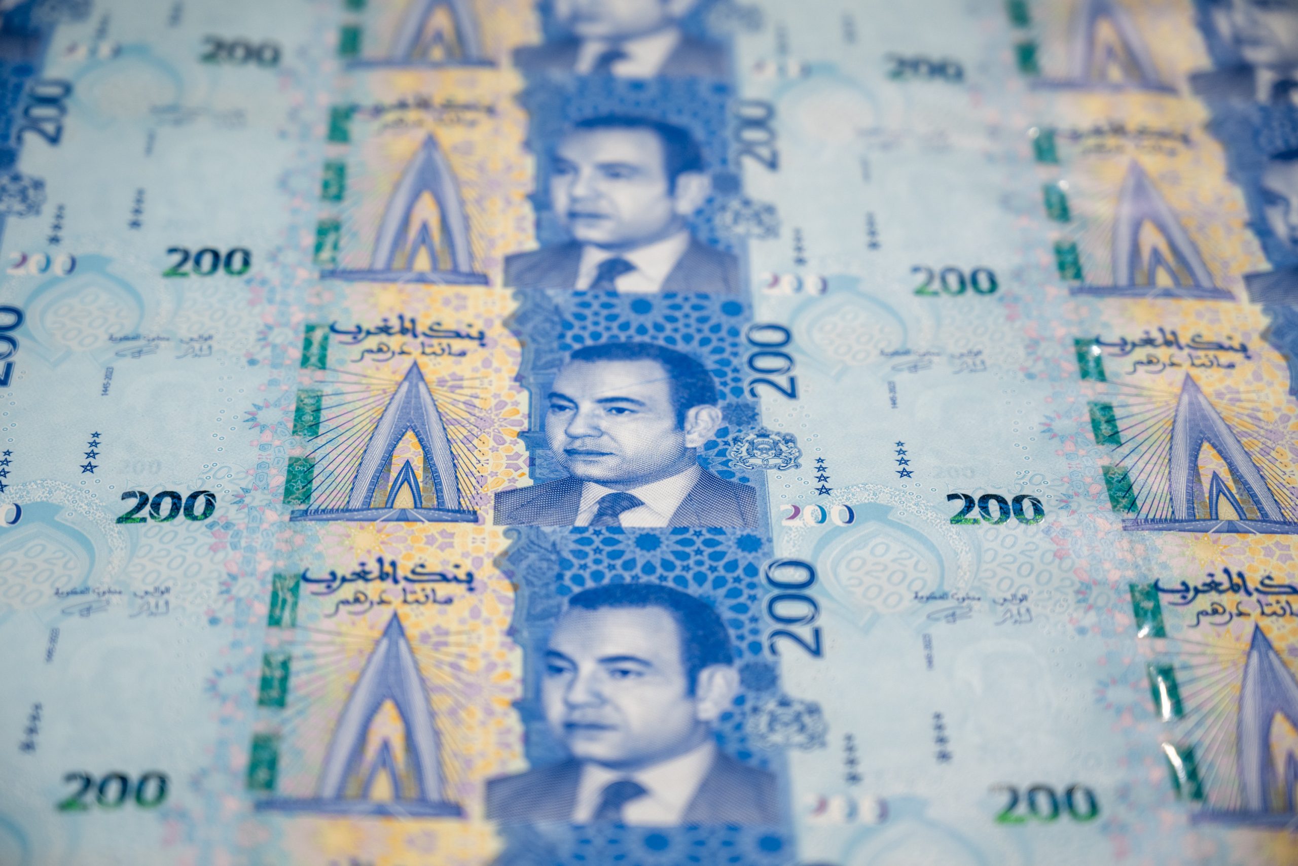 ✓ زيادة جديدة في الأجور وتحسين الحد الأدنى للرواتب في القطاعين العام والخاص